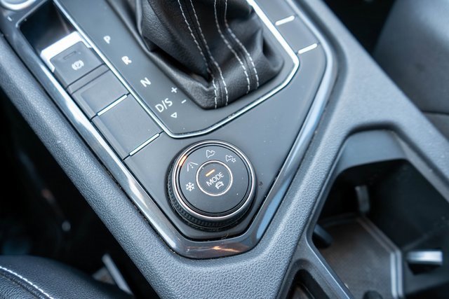 Used 2021 Volkswagen Tiguan SE image 34