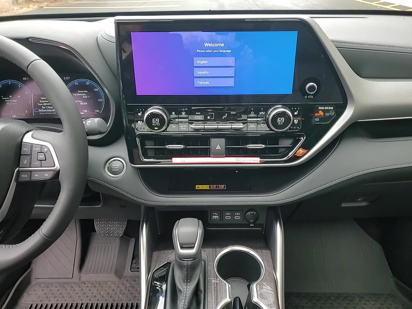 New 2025 Toyota Highlander Platinum image 17