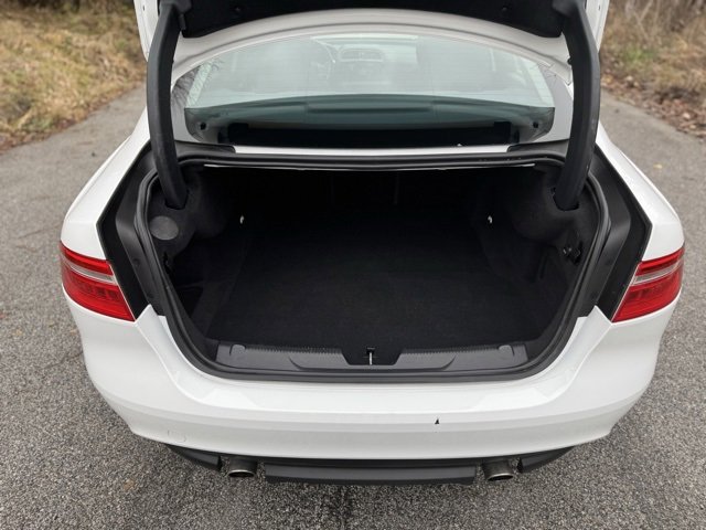 Used 2018 Jaguar XE Premium image 15