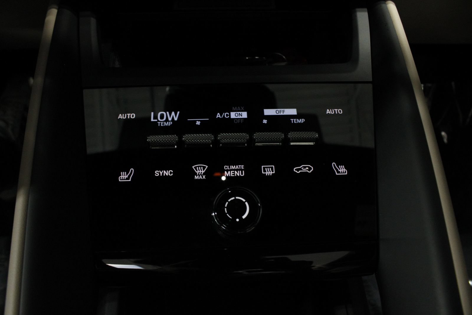 Certified 2025 Porsche Macan Electric RWD image 35