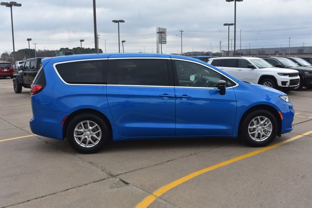 New 2026 Chrysler Pacifica Select image 4