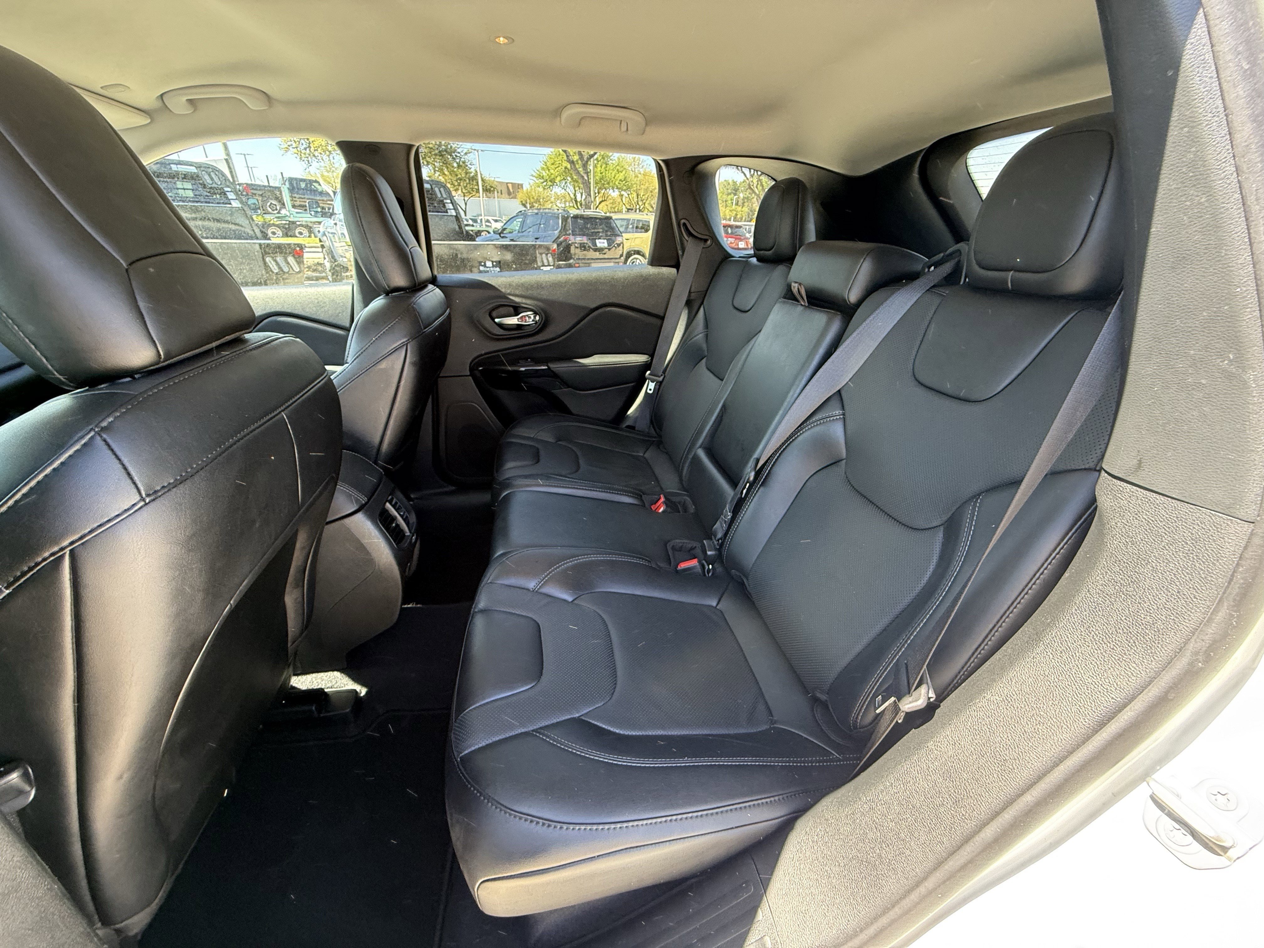 Used 2023 Jeep Cherokee Altitude Lux image 30
