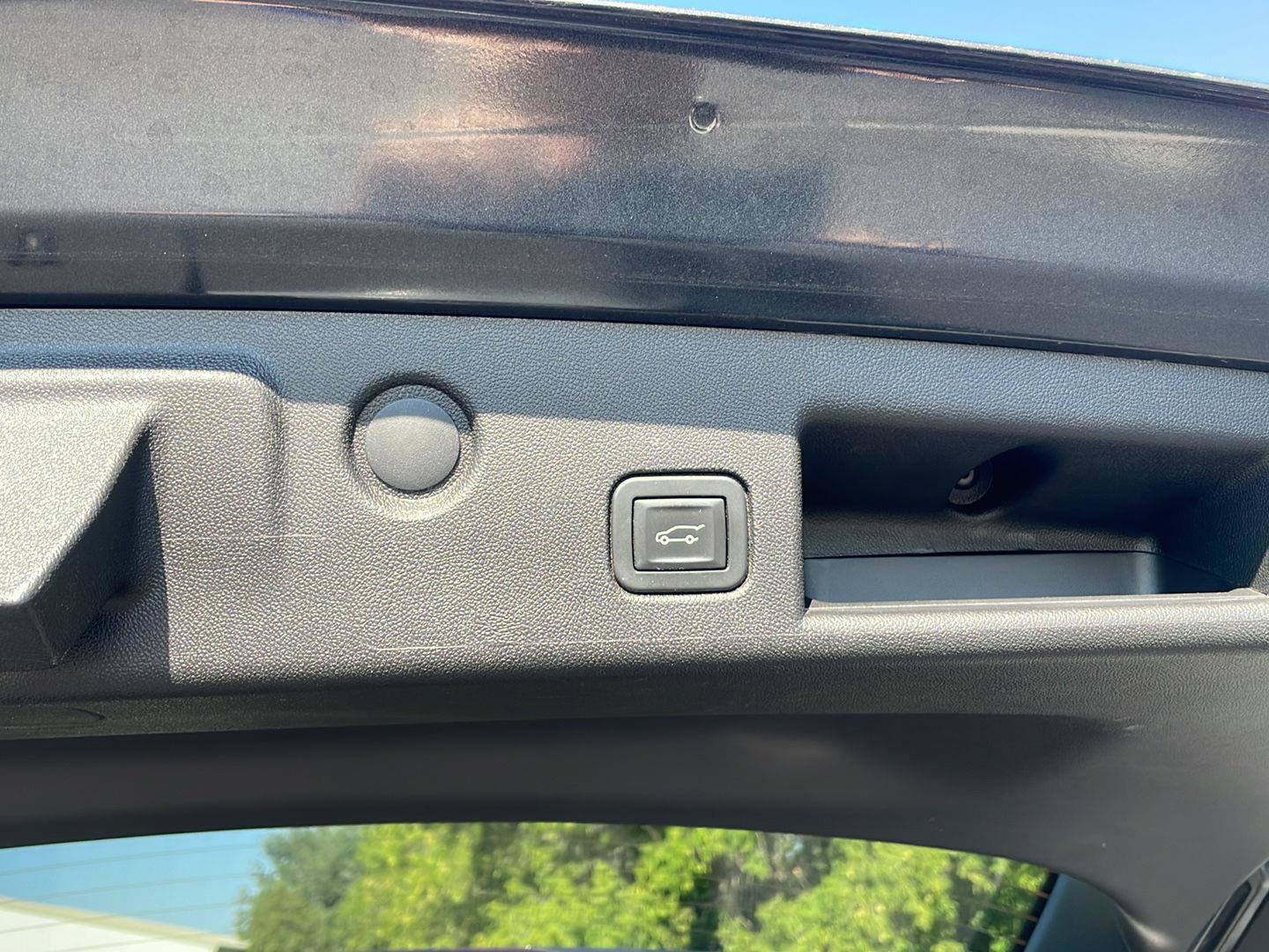 Used 2019 Chevrolet Equinox LT w/ Driver Convenience Package AWD/4WD image 11