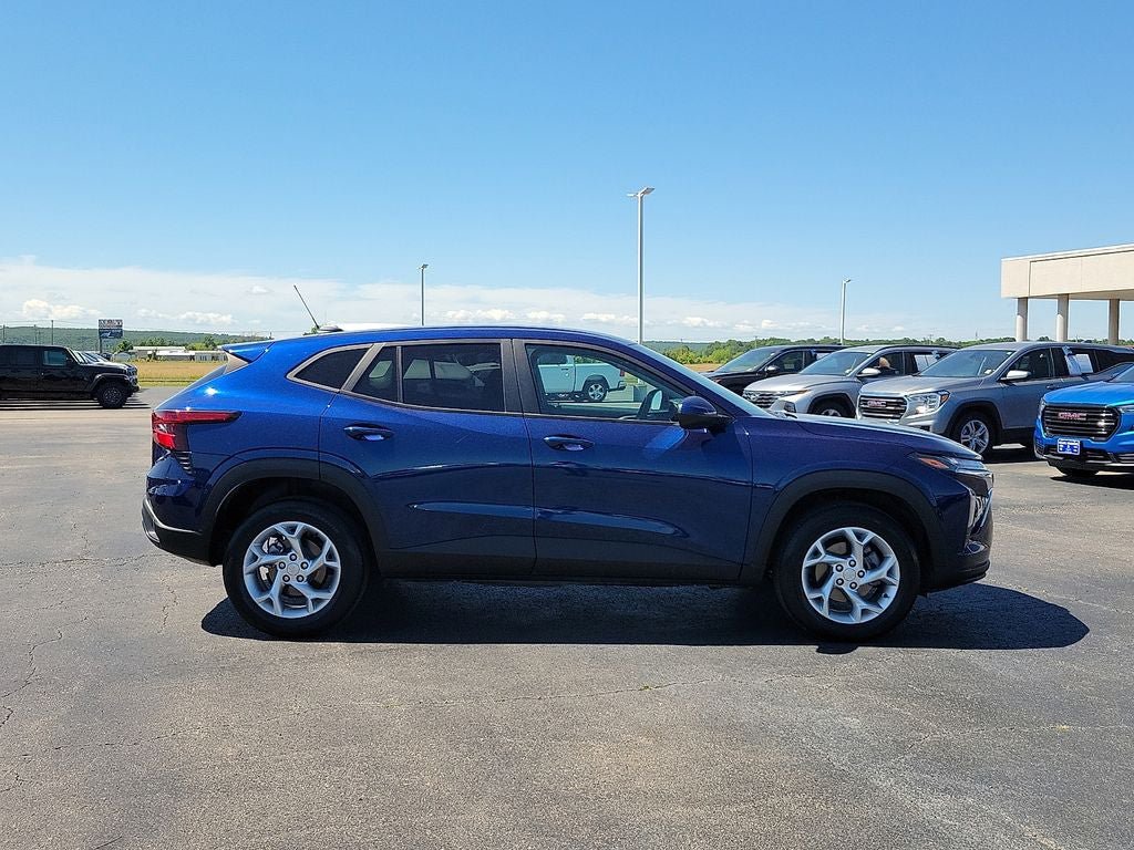 Used 2024 Chevrolet Trax LS w/ LS Convenience Package FWD image 6