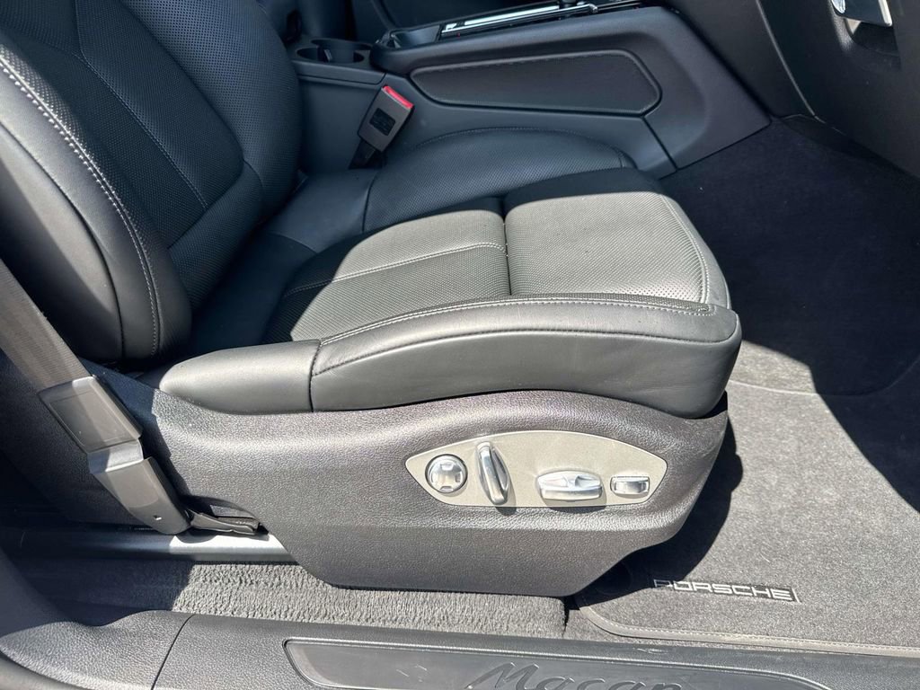 Certified 2025 Porsche Macan image 17