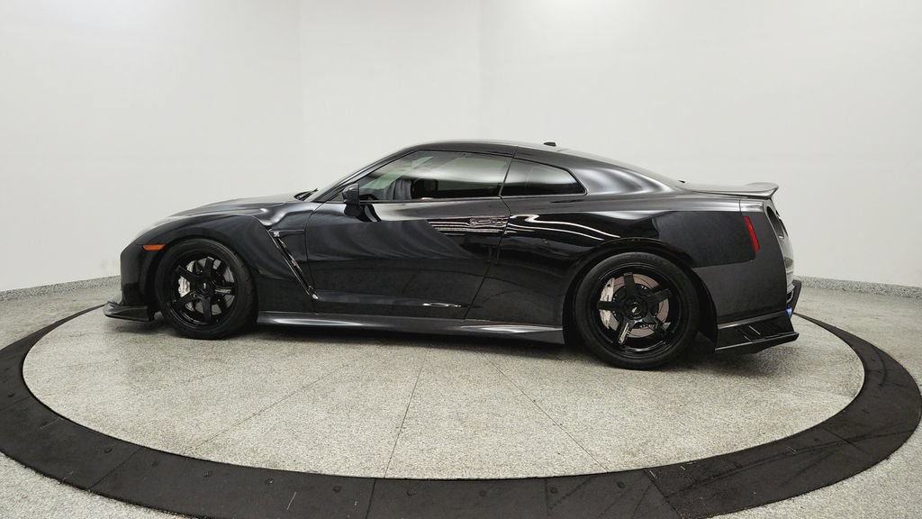 Used 2018 Nissan GT-R Premium AWD/4WD image 2