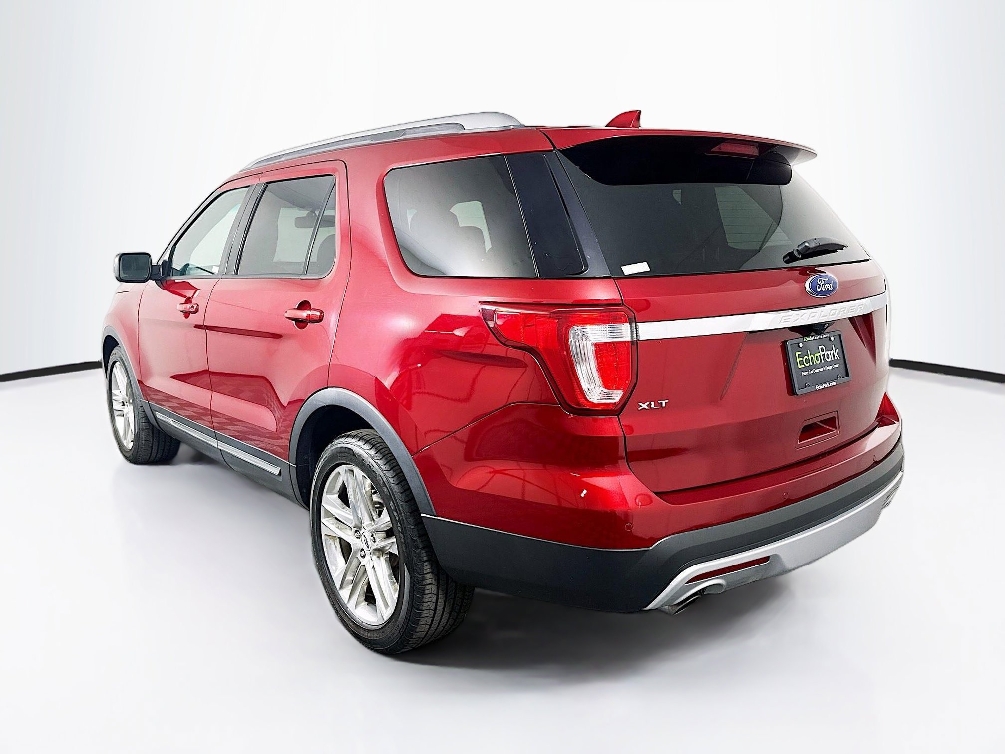 Used 2017 Ford Explorer XLT w/ Equipment Group 202A FWD image 5