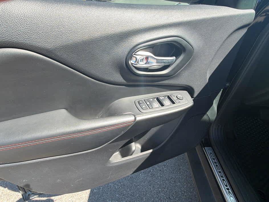 Used 2023 Jeep Cherokee Trailhawk w/ Trailer Tow Group AWD/4WD image 9