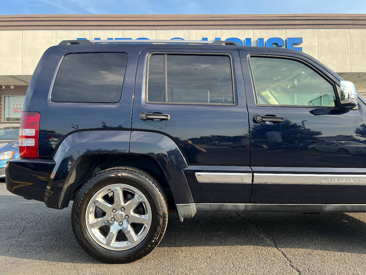 Used 2011 Jeep Liberty Limited w/ Tire & Wheel Group AWD/4WD image 40