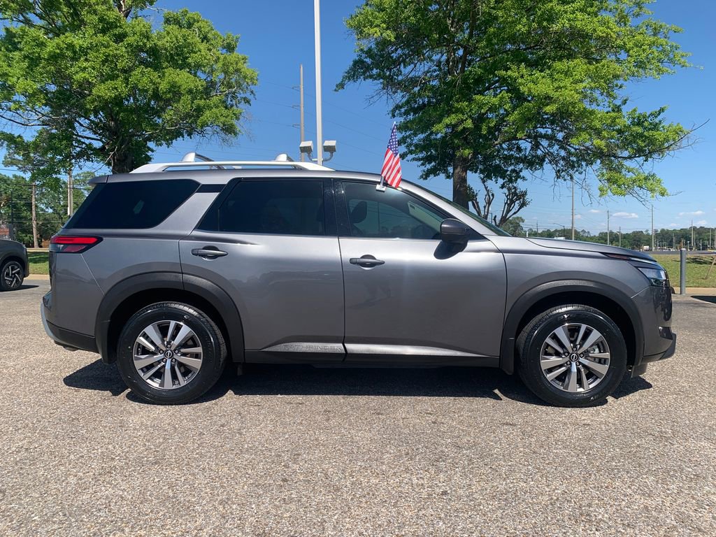 Used 2023 Nissan Pathfinder SL w/ Lighting Package (N92) FWD image 2