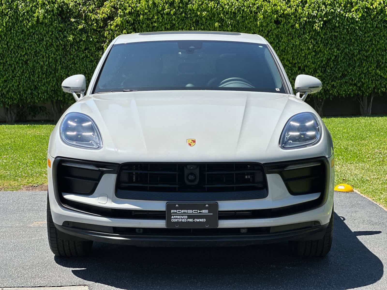 Certified 2025 Porsche Macan AWD/4WD image 11