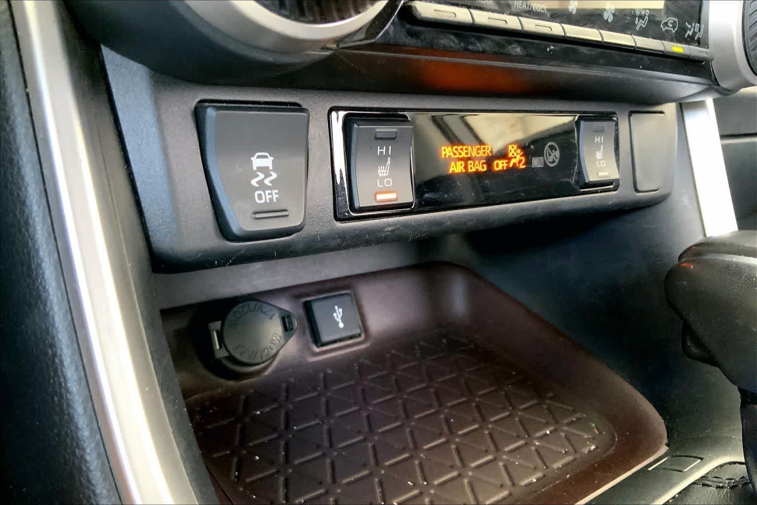 Used 2020 Toyota RAV4 Limited FWD image 32