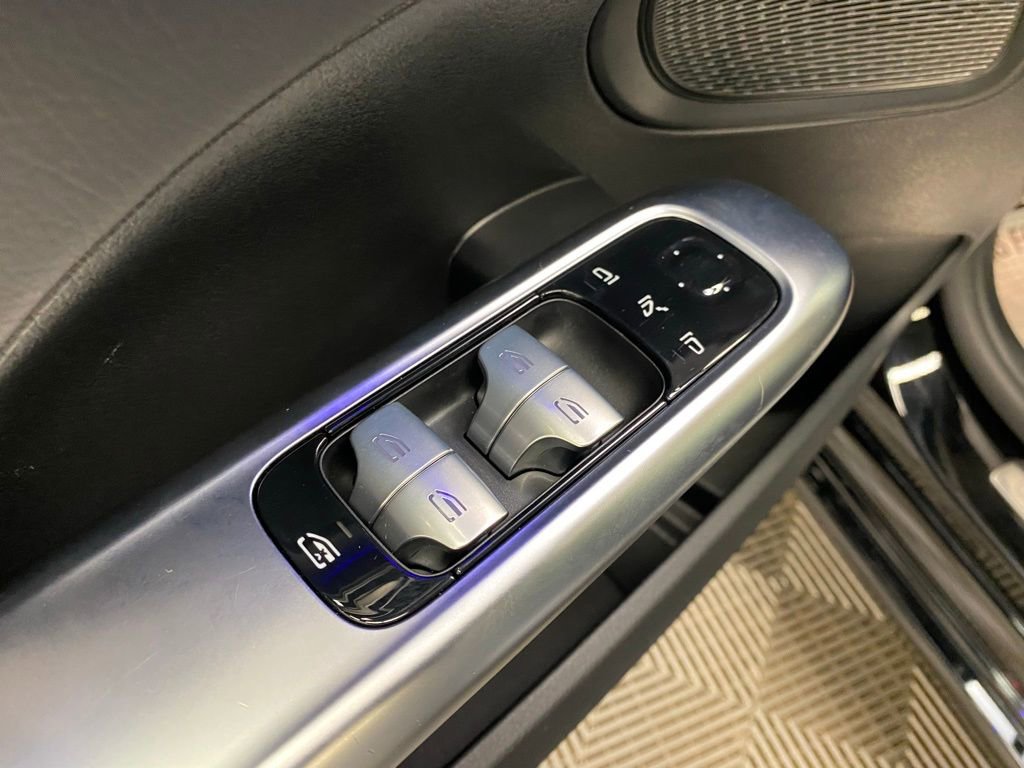 Used 2025 Mercedes-Benz C 300 Sedan image 27