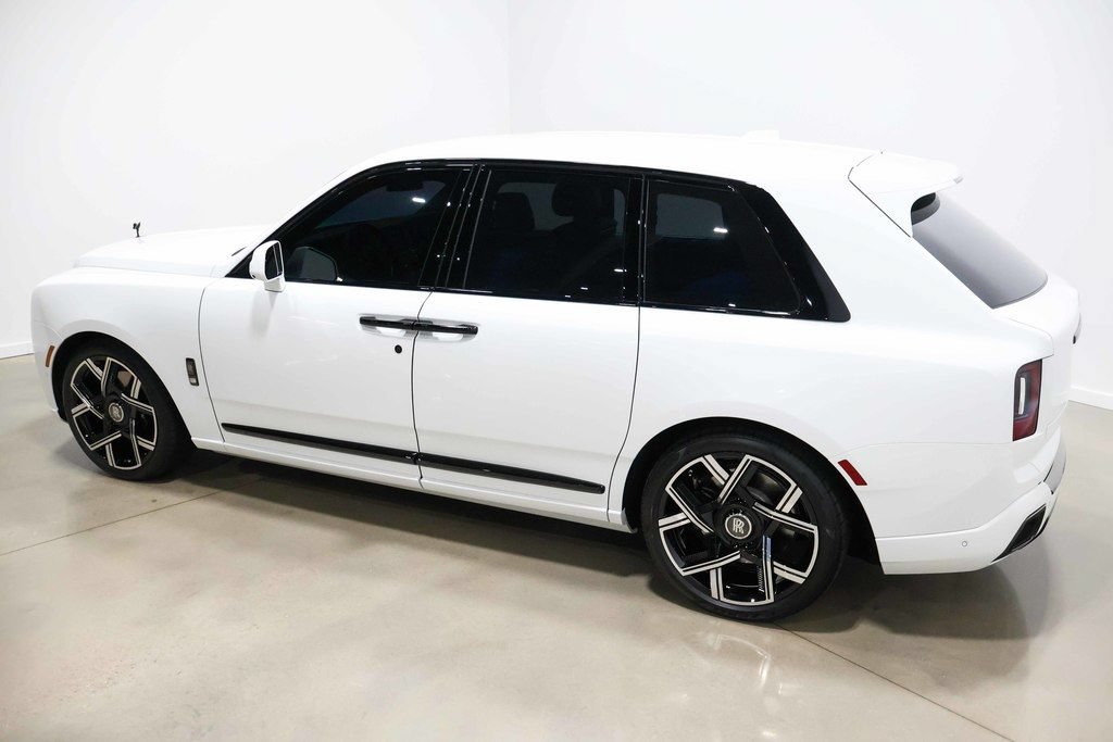 Used 2025 Rolls-Royce Cullinan Black Badge AWD/4WD image 8