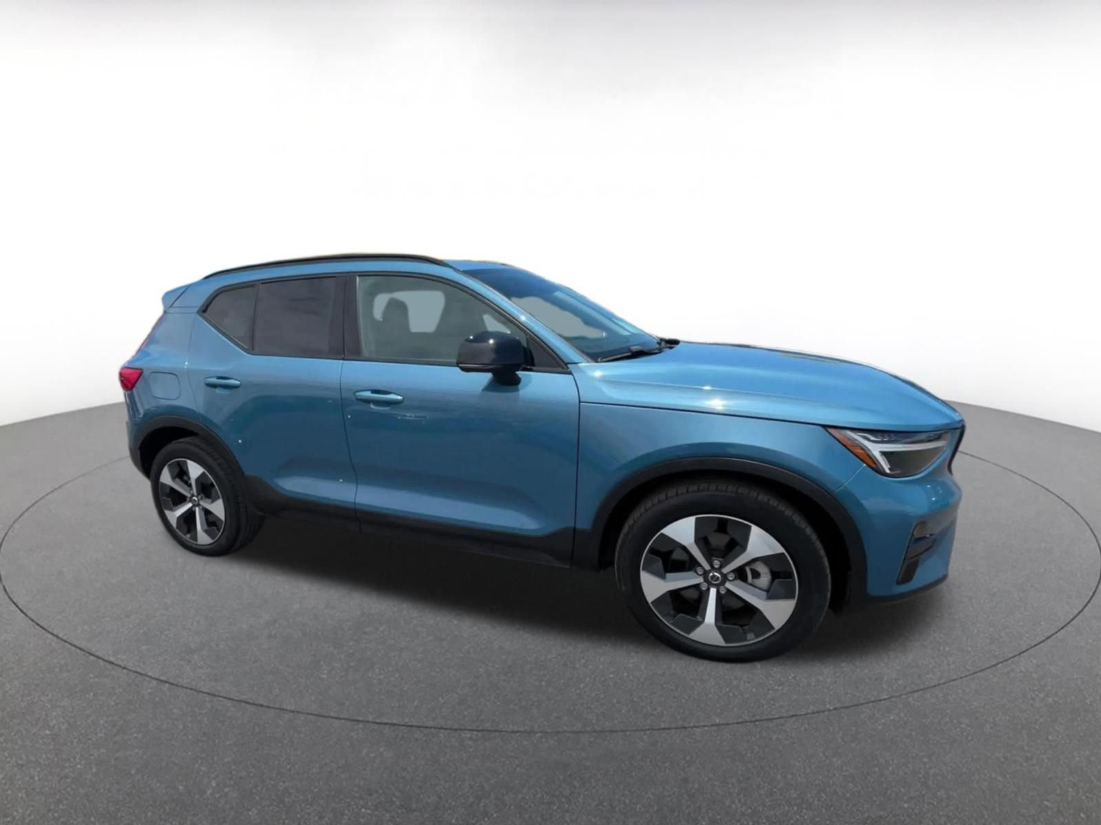 Used 2024 Volvo XC40 B5 Core AWD/4WD image 2