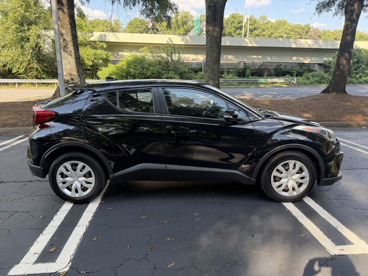 Used 2019 Toyota C-HR LE FWD image 4