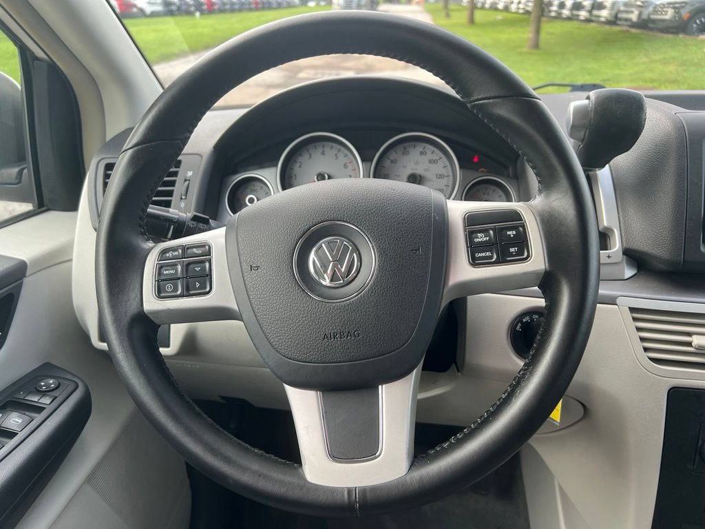 Used 2012 Volkswagen Routan SE FWD image 21
