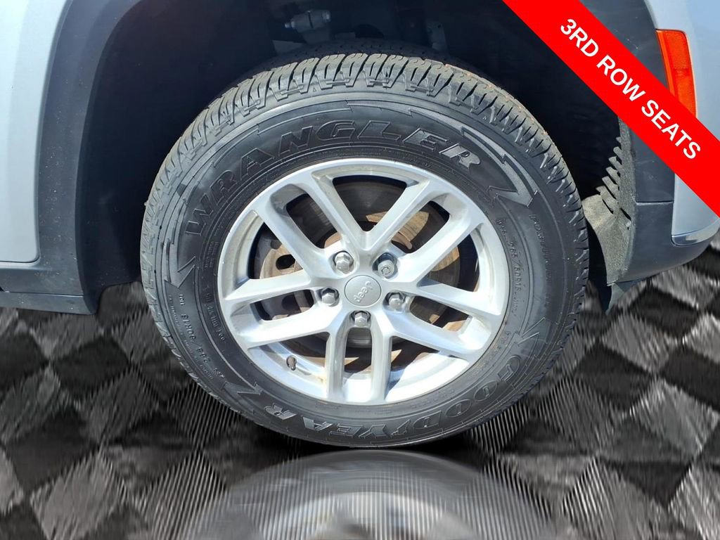 Used 2023 Jeep Grand Cherokee L Laredo image 7