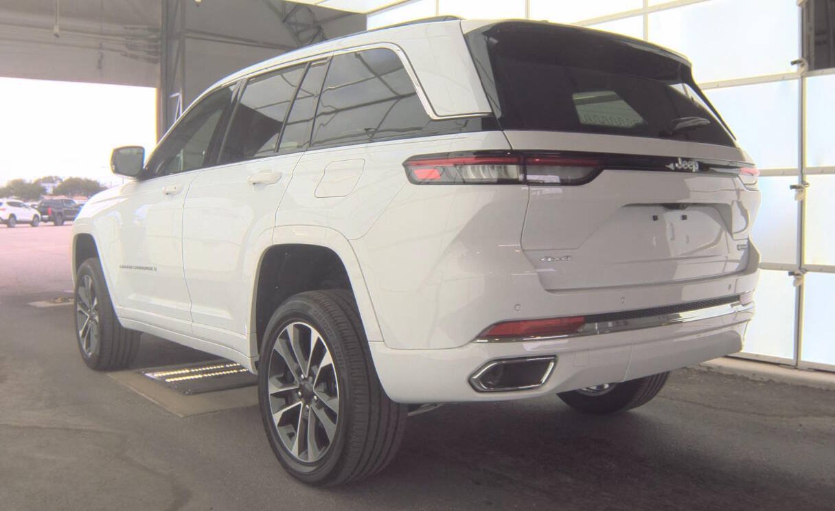 Used 2024 Jeep Grand Cherokee Overland AWD/4WD image 7