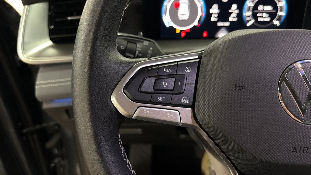 Certified 2025 Volkswagen Tiguan SE FWD image 22