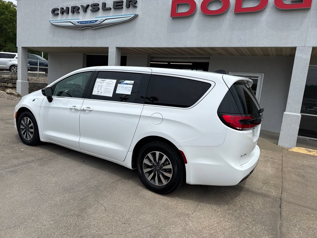 Used 2024 Chrysler Pacifica Limited FWD image 3