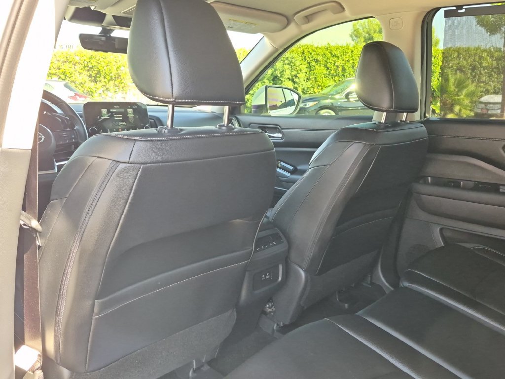 Used 2024 Nissan Pathfinder SL w/ Black Appearance Package FWD image 25