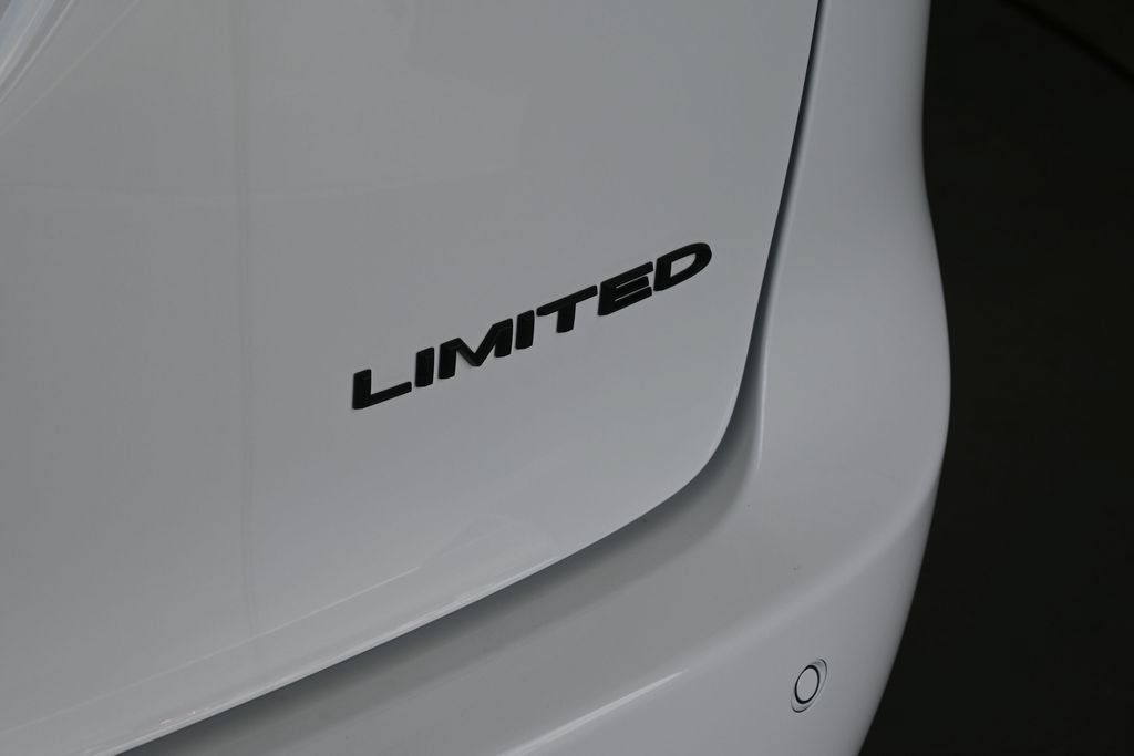 New 2027 Chrysler Pacifica Limited FWD image 9