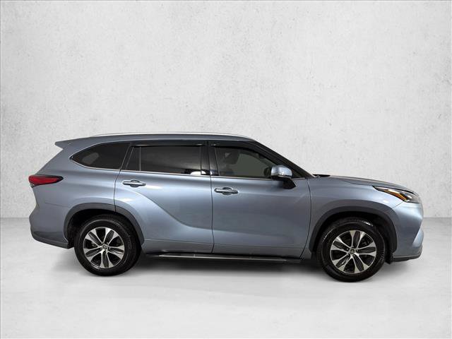 Used 2022 Toyota Highlander XLE FWD image 3