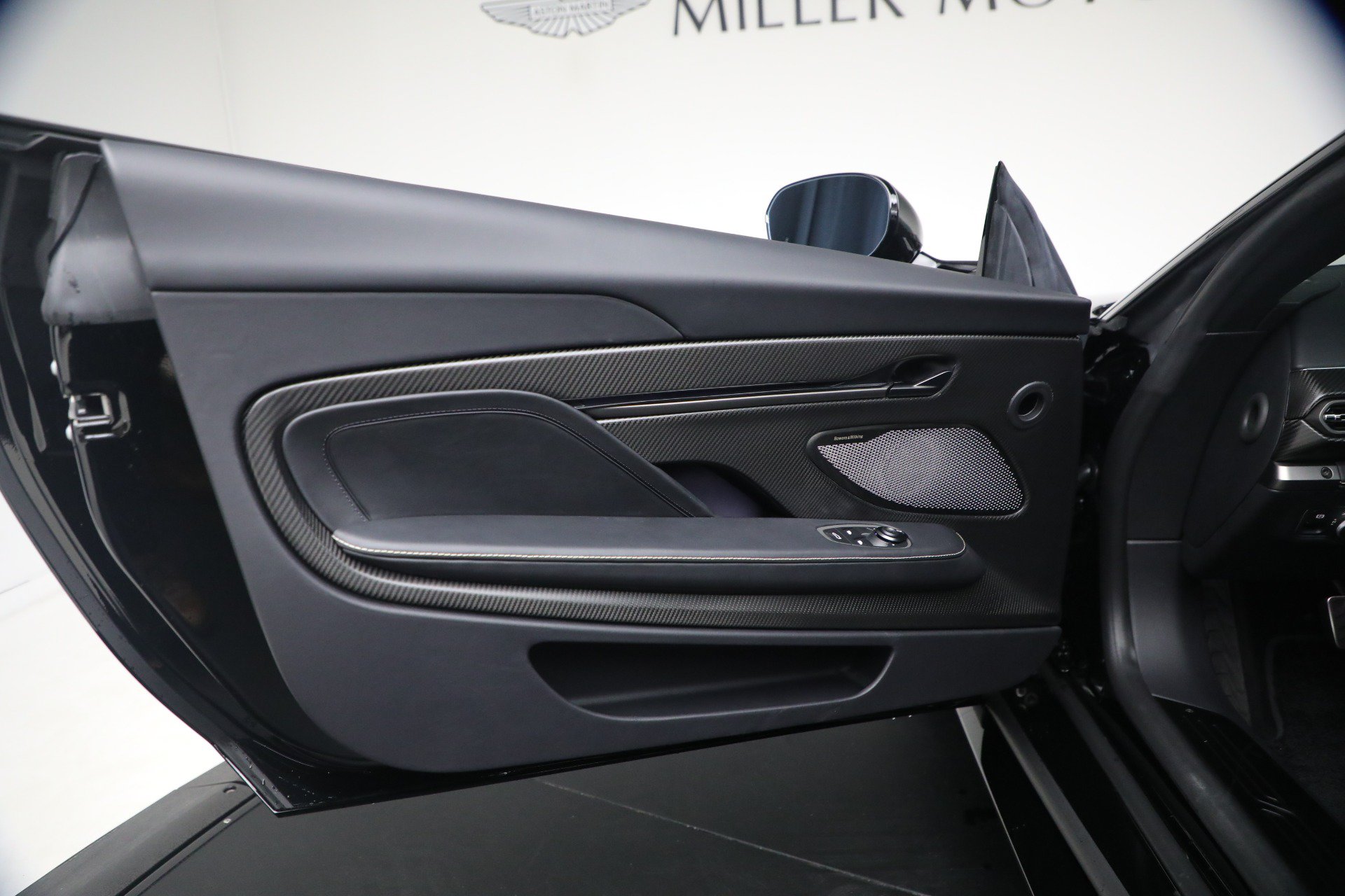 Used 2025 Aston Martin Vanquish RWD image 19