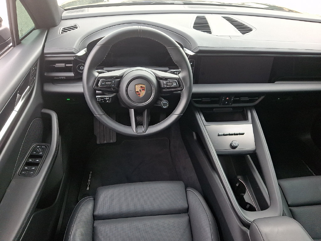 Used 2025 Porsche Macan Electric RWD image 11