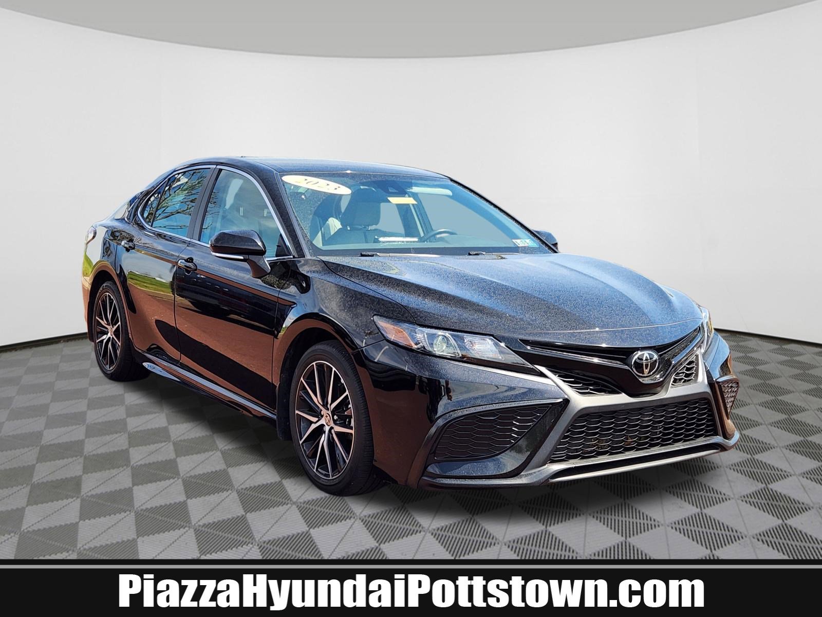 Used 2023 Toyota Camry SE image 1