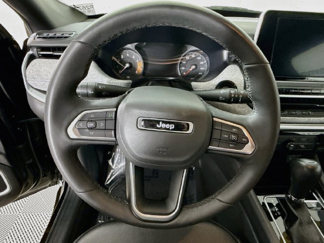Used 2025 Jeep Compass Latitude AWD/4WD image 11