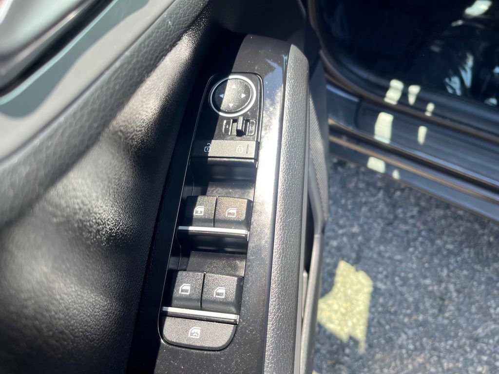 Used 2025 Kia Soul LX w/ LX Technology Package FWD image 22