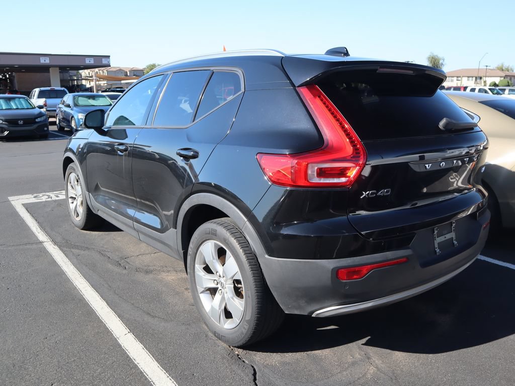 Used 2021 Volvo XC40 T5 Momentum w/ Premium Package AWD/4WD image 3