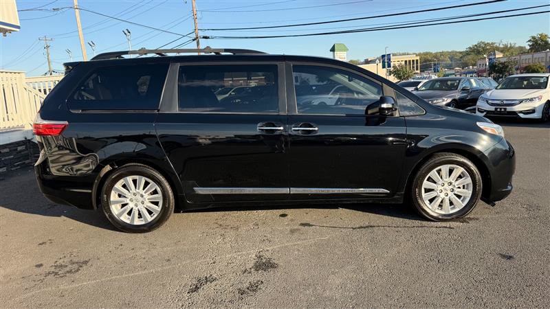 Used 2017 Toyota Sienna Limited Premium FWD image 6