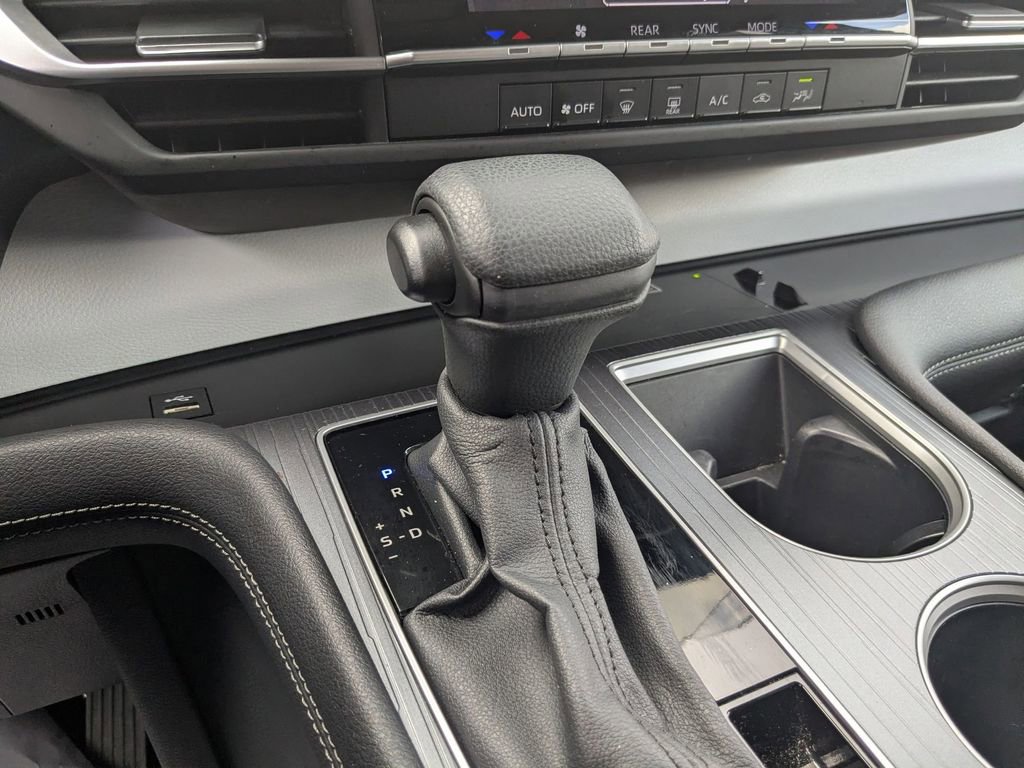 Used 2025 Toyota Sienna LE image 19