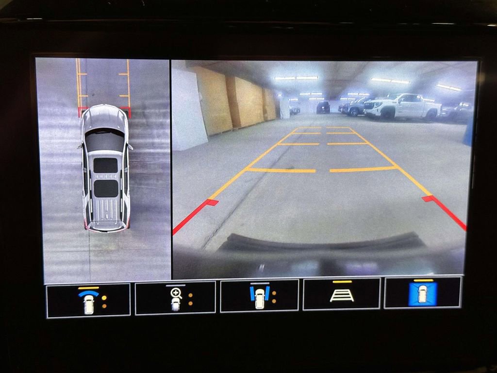 Used 2023 Chevrolet Traverse RS image 30