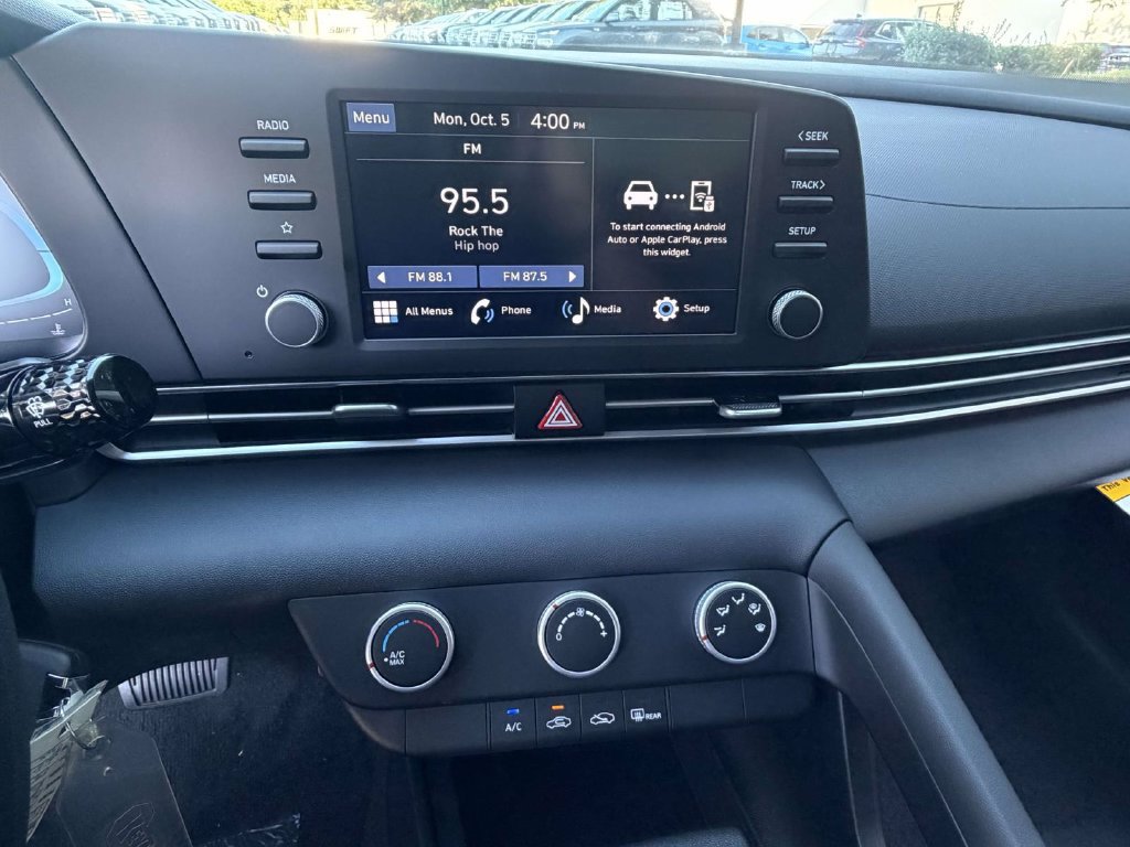 New 2026 Hyundai Elantra SE FWD image 17