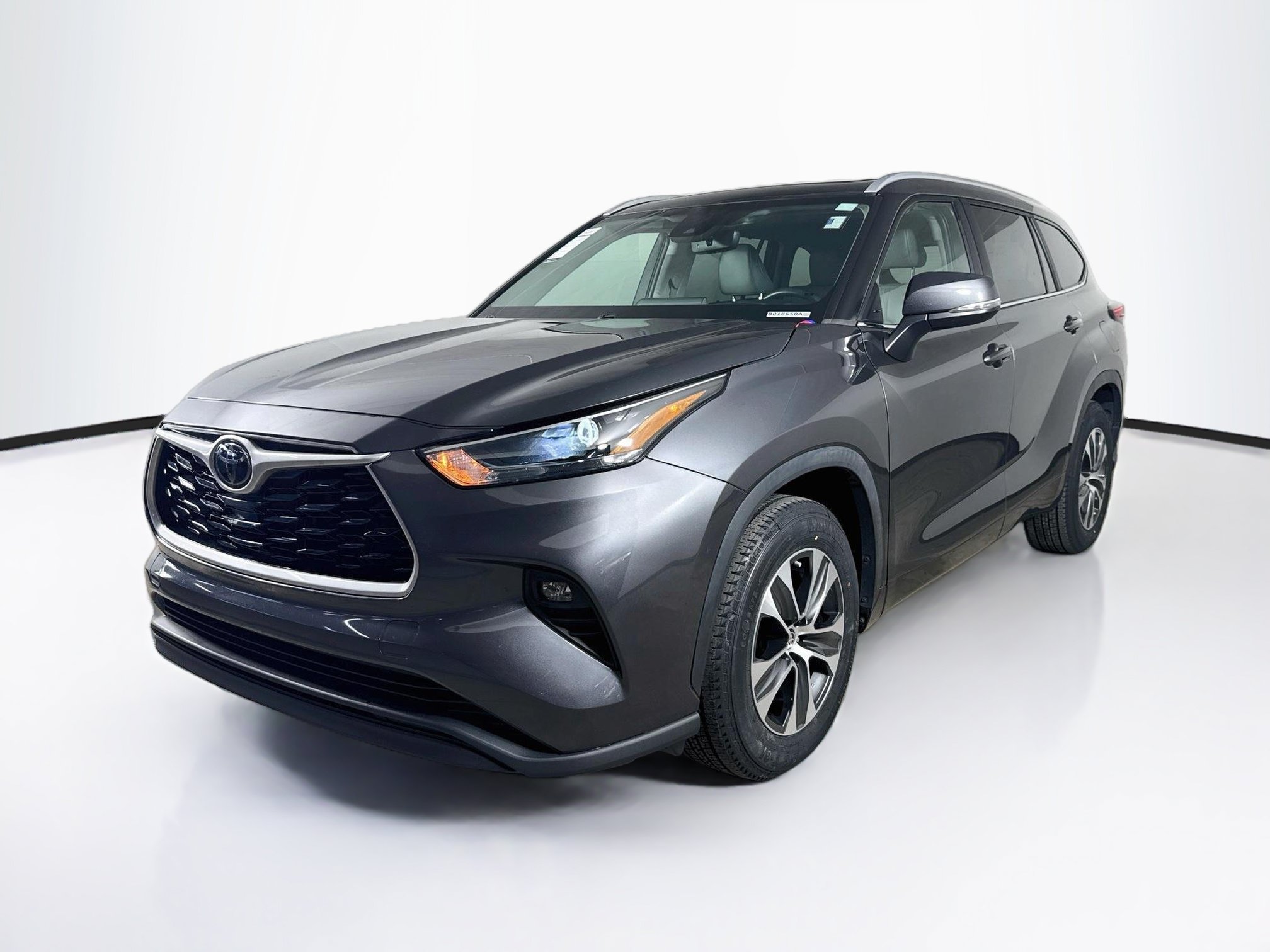 Used 2023 Toyota Highlander XLE FWD image 4