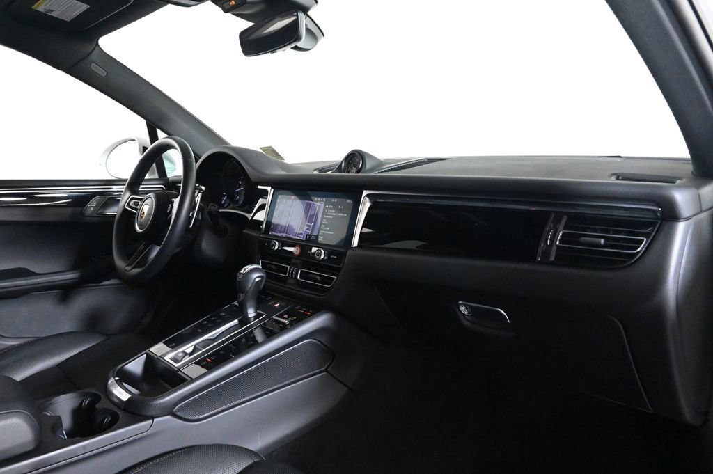 Used 2026 Porsche Macan AWD/4WD image 17