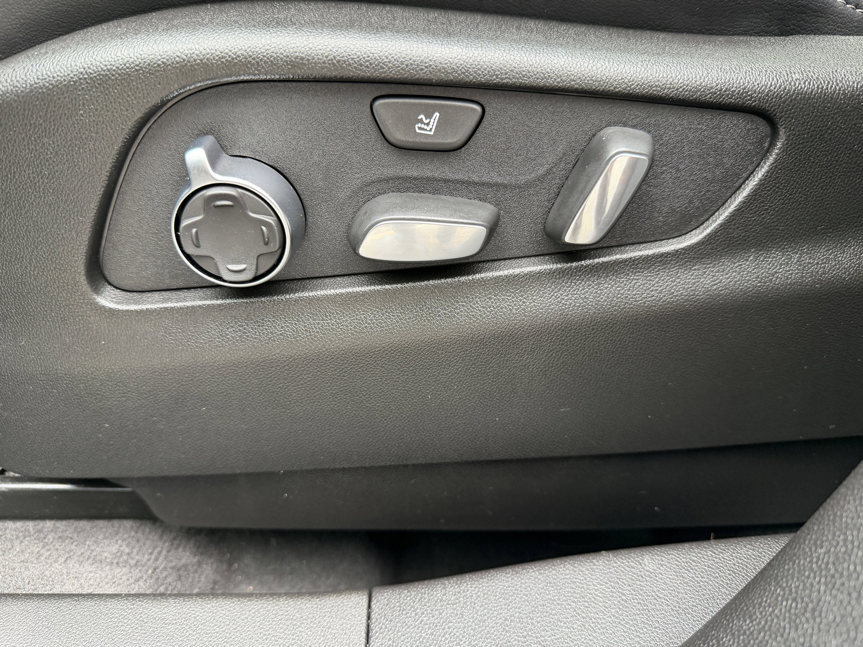 Used 2024 Cadillac XT4 Premium Luxury w/ Technology Package AWD/4WD image 27