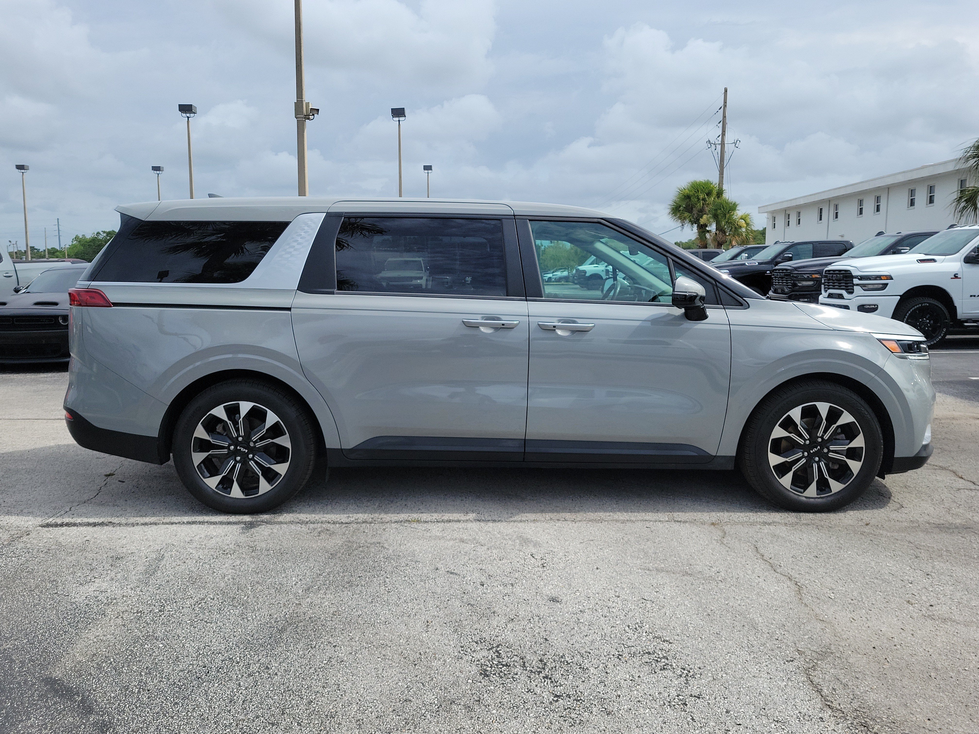 Used 2024 Kia Carnival EX FWD image 8