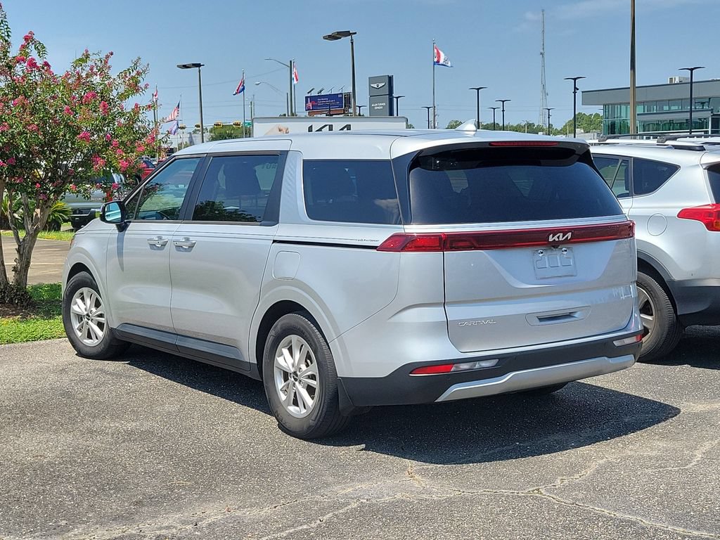 Used 2023 Kia Carnival LX FWD image 3