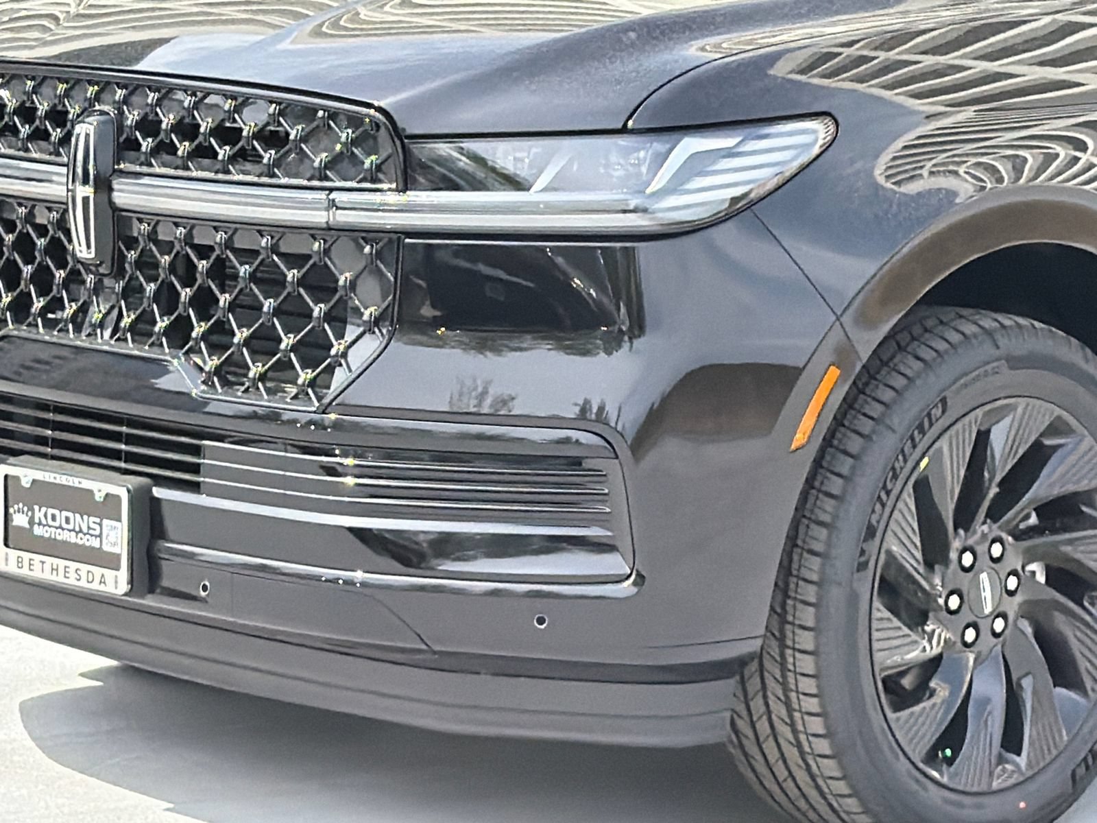 New 2026 Lincoln Navigator Reserve w/ Jet Appearance Package AWD/4WD image 2
