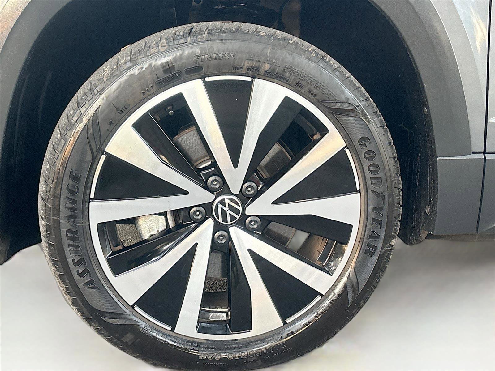 Used 2024 Volkswagen Taos SE image 32