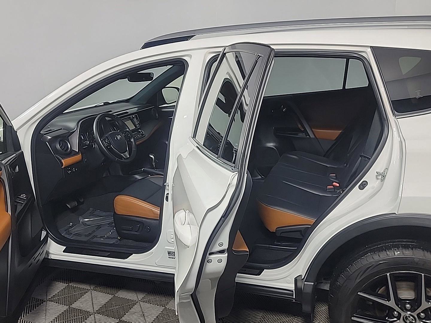 Used 2018 Toyota RAV4 SE w/ Power Extra Value Package image 17