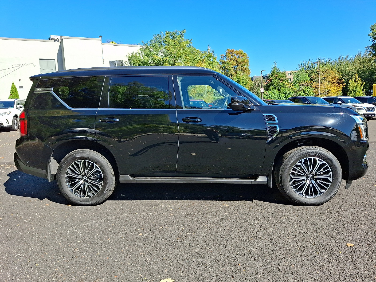 Certified 2025 Nissan Armada SL w/ Captain's Chari Seat Package AWD/4WD image 7