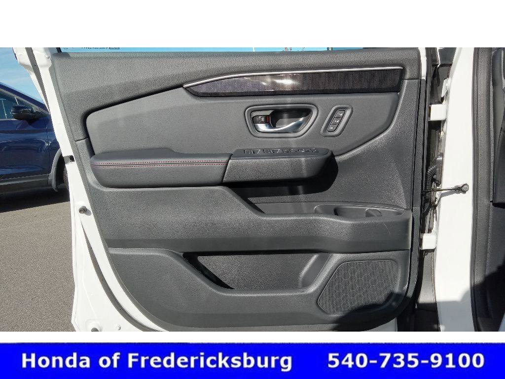 Used 2025 Honda Pilot Black Edition image 27