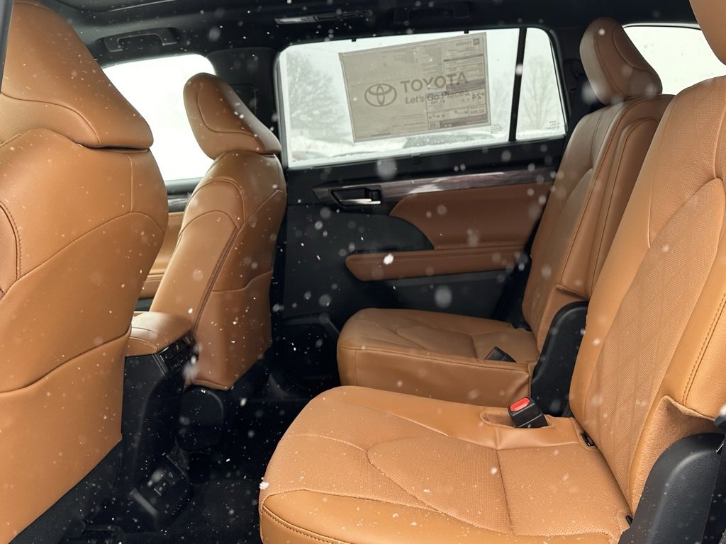New 2026 Toyota Highlander Platinum image 12