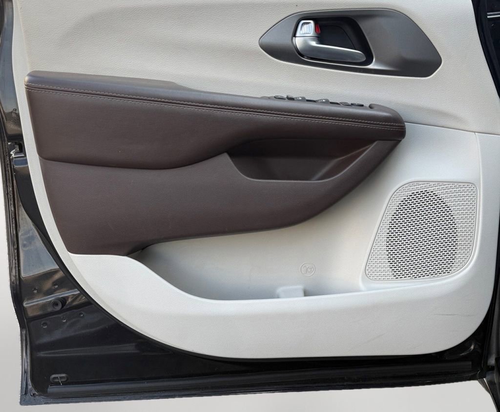 Used 2020 Chrysler Voyager Lxi image 13